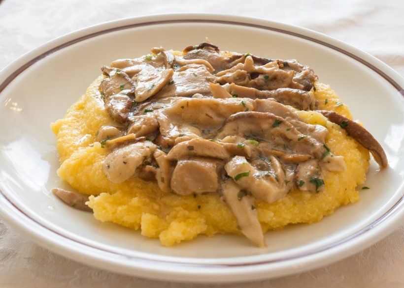 Polenta s tofujem in gobami